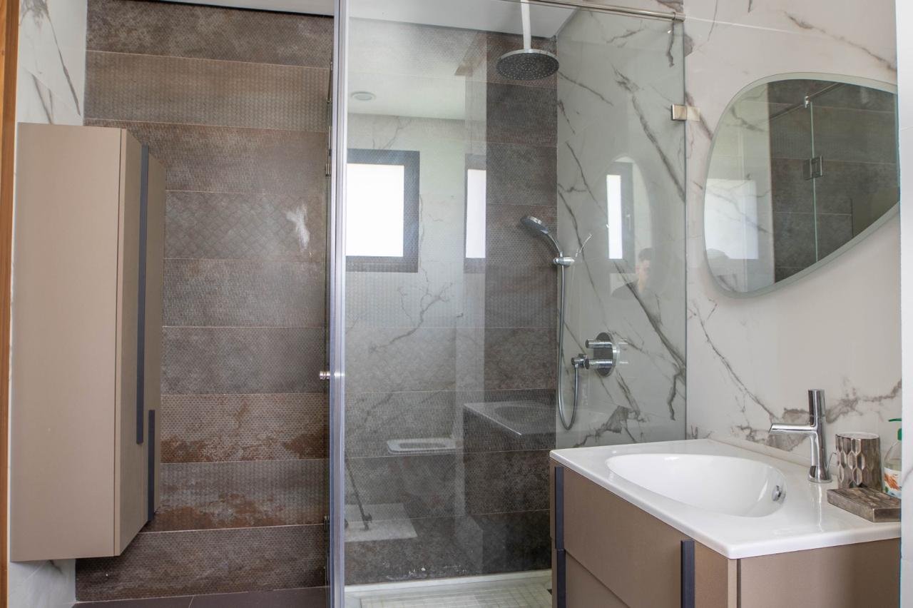 Master bedroom with en-suite bathroom
