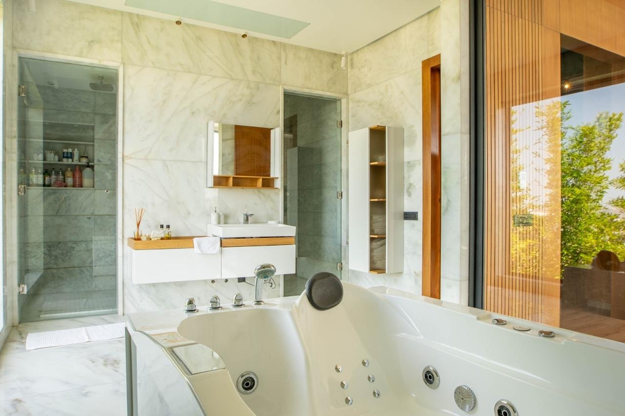 Master bedroom with en-suite bathroom