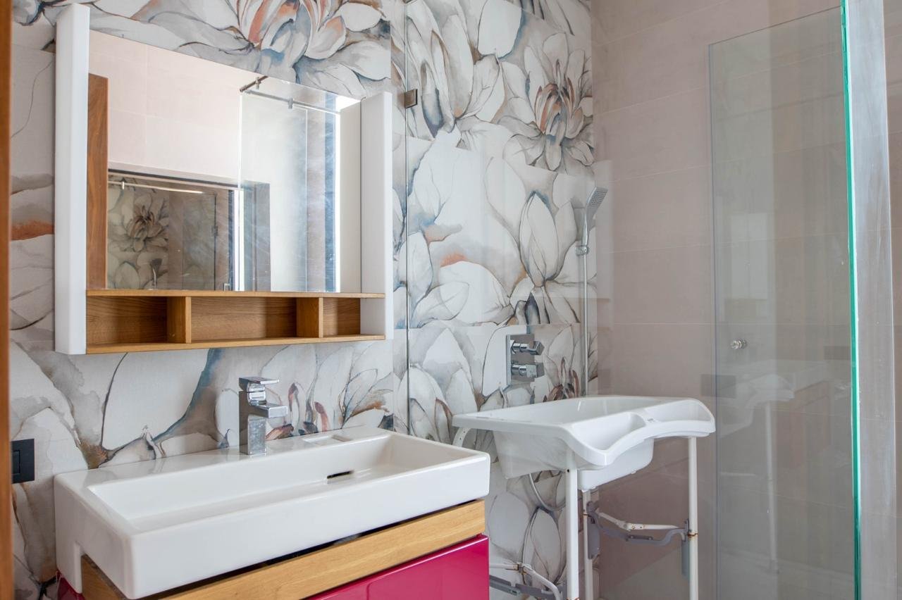 Master bedroom with en-suite bathroom